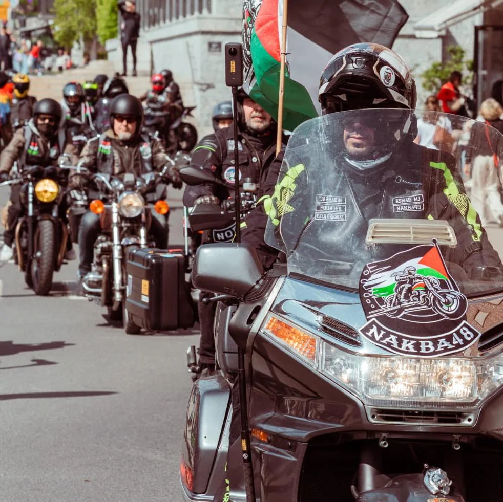 Kolona motoristov z oznakami Nakba48 na skupni vožnji.