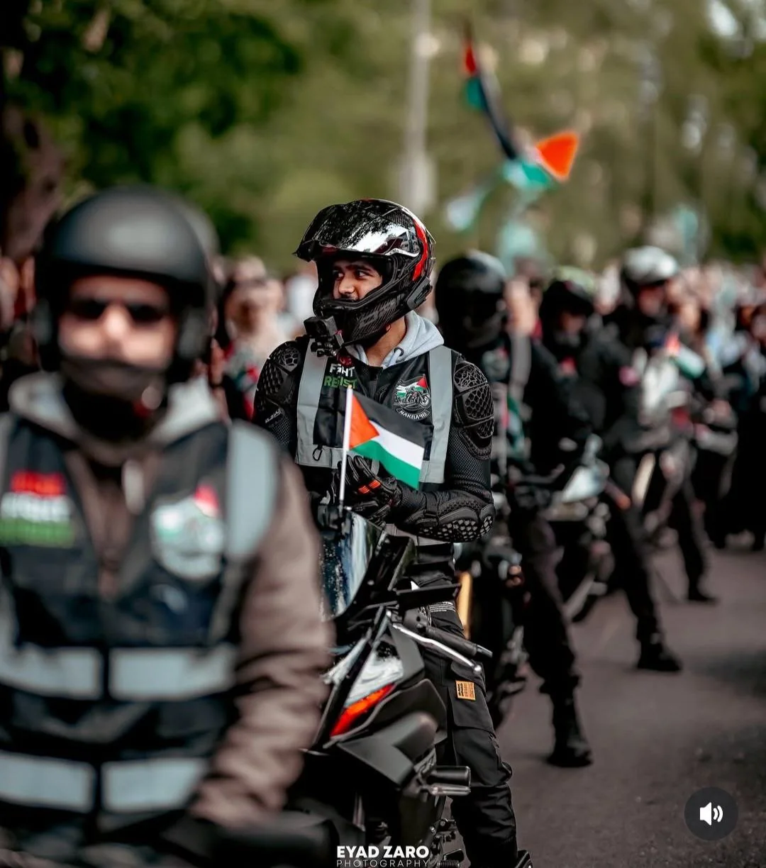 Motoristi z oznakami Nakba48 in palestinskimi zastavami na skupni vožnji.
